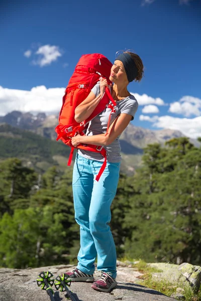 漂亮的女性的徒步旅行者，在山高 — 图库照片