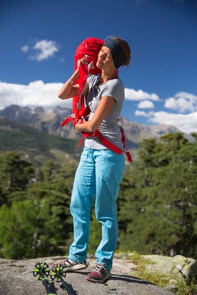 高山でかわいい、女性ハイカー — ストック写真