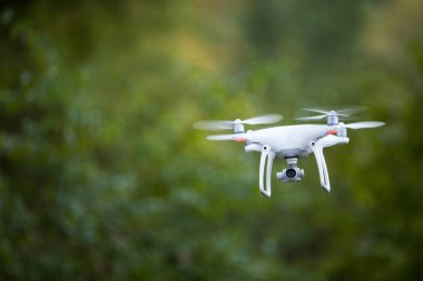 Quadrocopter drone uçuş kamera ile
