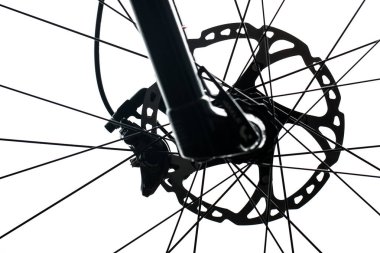Modern Mtb yarış dağ bisikleti üzerinde beyaz bir stüdyoda izole