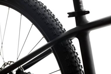 Modern Mtb yarış dağ bisikleti üzerinde beyaz bir stüdyoda izole
