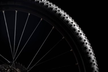 Modern Mtb yarış dağ bisikleti izole içinde siyah arka plan üzerine bir 