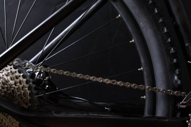 Modern Mtb yarış dağ bisikleti izole içinde siyah arka plan üzerine bir 