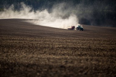 Kuru çiftlik tarlayı traktör