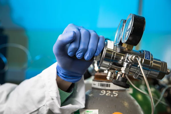 Portrait d'un chercheur masculin effectuant des recherches scientifiques dans un laboratoire — Photo