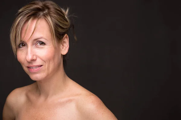 Retrato de una mujer caucásica de mediana edad sonriente —  Fotos de Stock