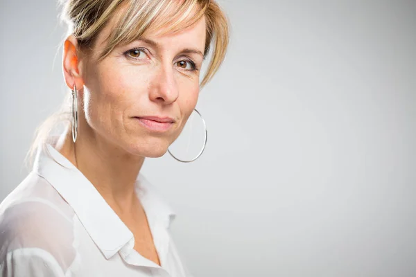 Retrato de una mujer caucásica de mediana edad sonriente —  Fotos de Stock