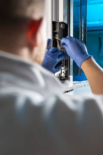Portrait of a male researcher carrying out scientific research in a lab — Stock Photo, Image
