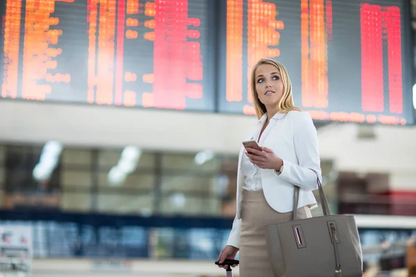 Jovem passageira no aeroporto, usando seu tablet — Fotografia de Stock