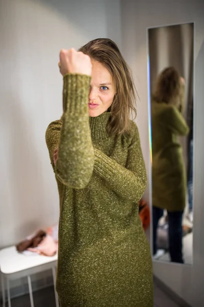 Jeune femme faisant du shopping heureux dans un magasin de mode, en essayant certains — Photo