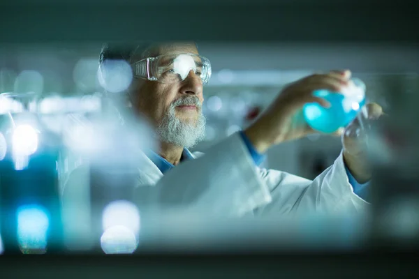 Investigador Masculino Senior Que Lleva Cabo Investigación Científica Laboratorio Dof — Foto de Stock