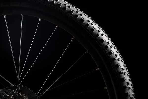 Сучасні МТБ гонки гірський велосипед ізольовані на чорному фоні в за — стокове фото