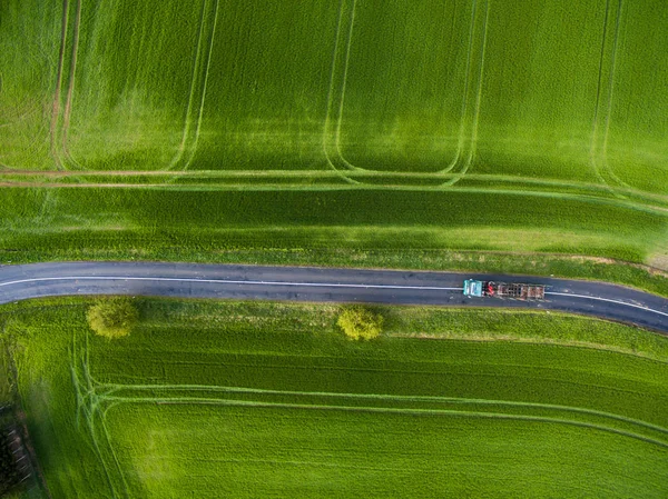 Terras agrícolas de cima - imagem aérea de um verde exuberante arquivado — Fotografia de Stock