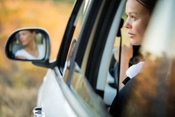 Mooie, jonge vrouw rijden haar auto — Stockfoto