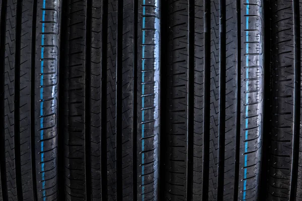 全新的高性能轿车轮胎的堆栈 — 图库照片