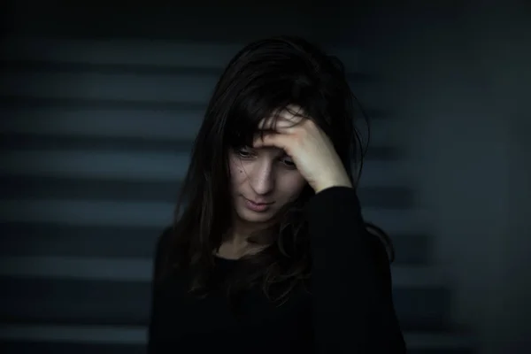 Jonge vrouw lijdt aan ernstige depressie/angst — Stockfoto
