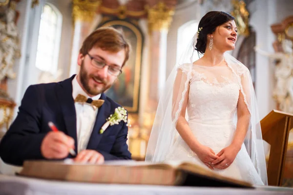 Retrato de um jovem casal de casamentos no dia do casamento — Fotografia de Stock