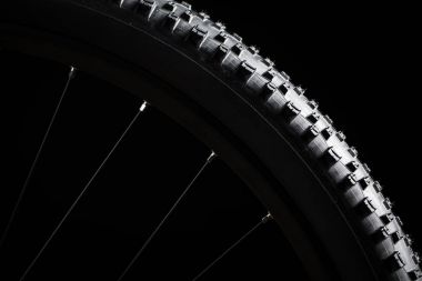 Siyah arka plan üzerine izole Modern Mtb yarış dağ bisikleti