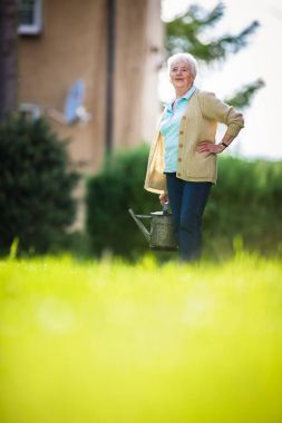 Onun güzel Bahçe Bahçe işleriyle kadın kıdemli