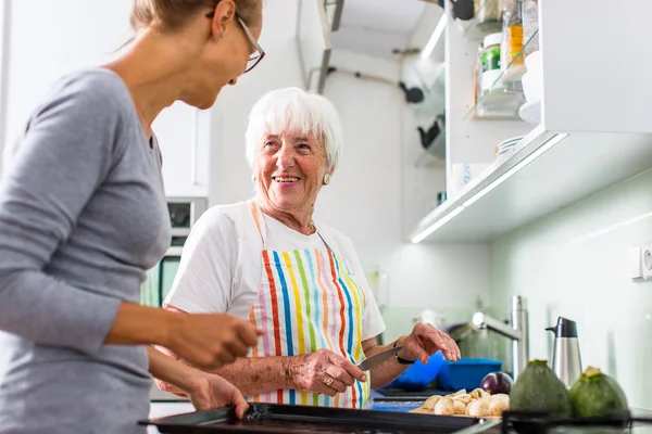 Mujer mayor / abuela cocinando en una cocina moderna — Foto de Stock