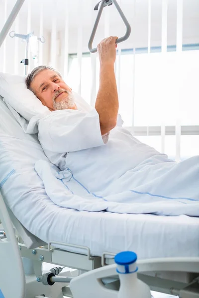 Paciente masculino sênior em um hospital moderno — Fotografia de Stock