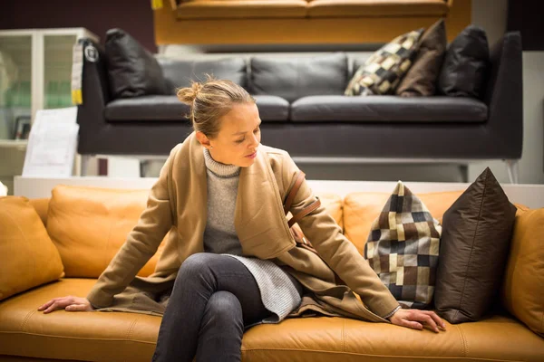 Bella, giovane donna che sceglie i mobili giusti per il suo apartme — Foto Stock