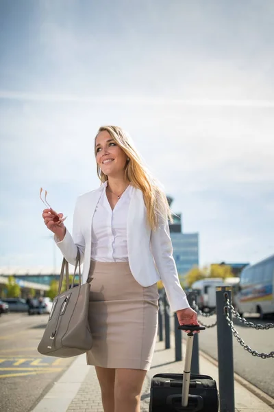 Młodych kobiet pasażerów na lotnisku, walking on wyjazdu t — Zdjęcie stockowe