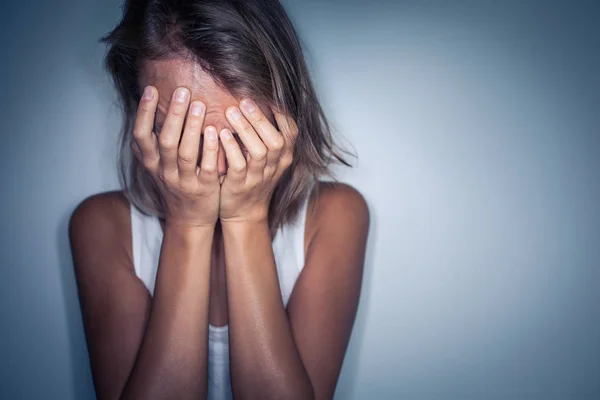 Jonge vrouw die lijdt aan een ernstige depressie — Stockfoto