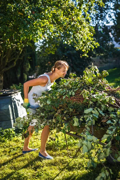 Bonita, joven jardinería en su jardín — Foto de Stock