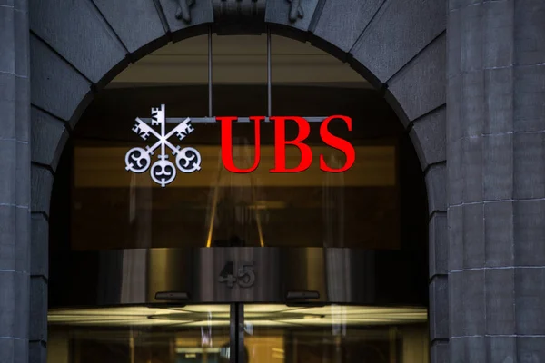 ZURICH, SWITZERLAND, 27 March 2014: UBS, Switzerland 's largest b — стоковое фото