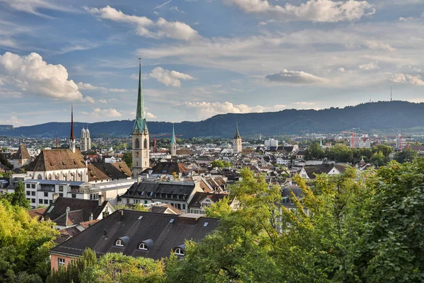 有名な聖ピーター教会とチューリッヒ市内中心部の航空写真 — ストック写真