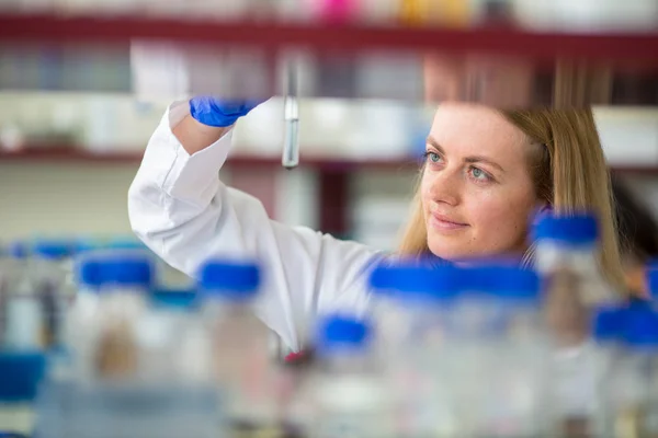 Portrait d'une chercheuse faisant de la recherche dans un laboratoire — Photo