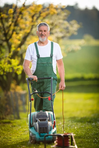 Ritratto di uomo anziano giardinaggio — Foto Stock