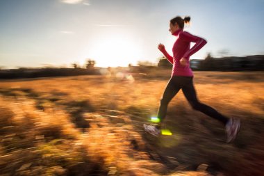 Açık havada çalışan bir güzel güneşli kış/sonbahar günü genç kadın