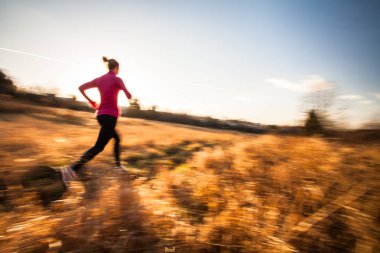 Açık havada çalışan bir güzel güneşli kış/sonbahar günü genç kadın