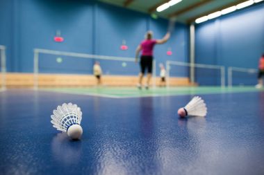 Badminton - badminton kortu oyuncularla rekabet