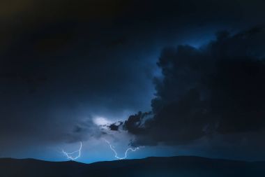 Yüksek dağlar elektrik fırtınası sahne