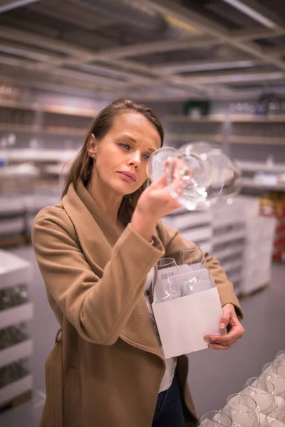 Jolie, jeune femme dans un magasin de fournitures à domicile choisir le bon gl — Photo