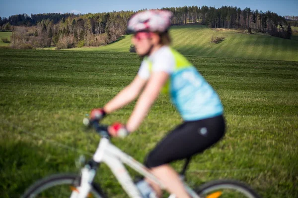 Kvinnliga mountainbike-åkaren — Stockfoto