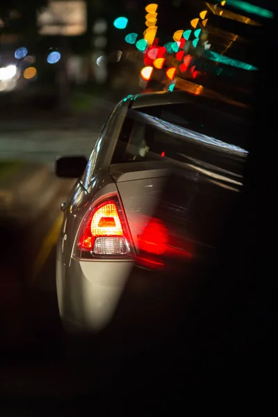 Natt vägtrafiken i en storstad — Stockfoto