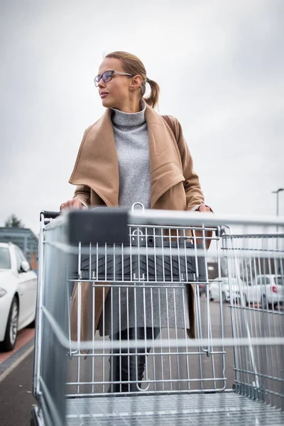 Hermosa Mujer Joven Compras Comestibles — Foto de Stock