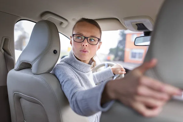 Mooie, jonge vrouw haar nieuwe auto rijden-gaan in omgekeerde richting — Stockfoto