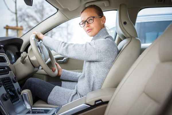 Mulher dirigindo um carro - motorista feminino em uma roda de um carro moderno , — Fotografia de Stock