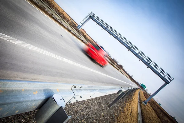 高速道路交通-高速道路上の動きのぼやけた車 — ストック写真