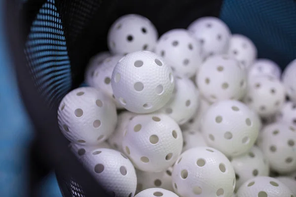 Balles de plancher dans un panier prêt pour l'entraînement — Photo