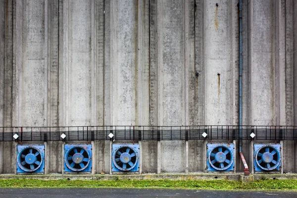 Betongen väggen i ett spannmål silo torn med ventilationskanaler — Stockfoto