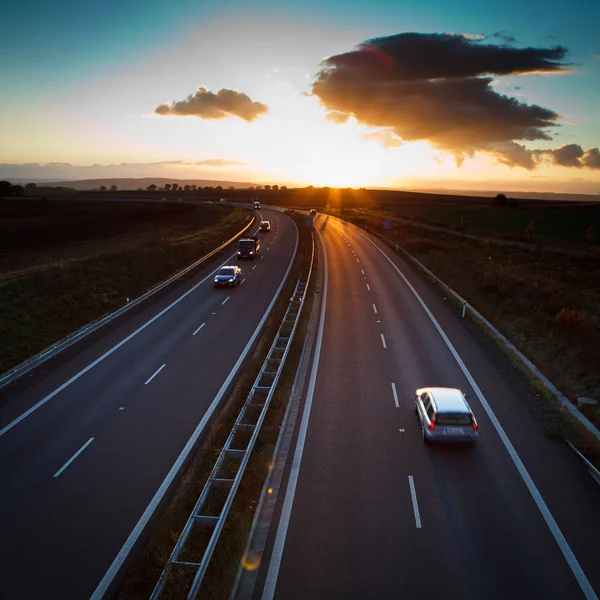 Traffico autostradale - camion sfocato in movimento su autostrada / autostrada — Foto Stock