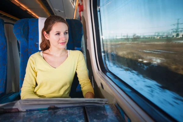 Genç kadın hareketli hızlı tren ile seyahat — Stok fotoğraf