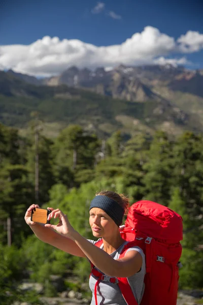 Vacker, kvinnlig vandrare i höga berg — Stockfoto