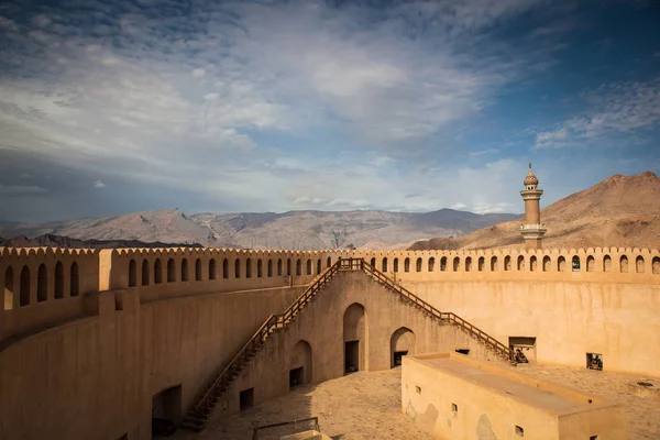 Εκπληκτική θέα του φρουρίου nizwa περιβάλλεται από βουνά — Φωτογραφία Αρχείου
